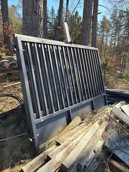 Metallgrind med lodräta spjälor