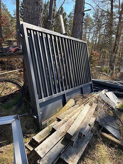 Metallgrind med lodräta spjälor