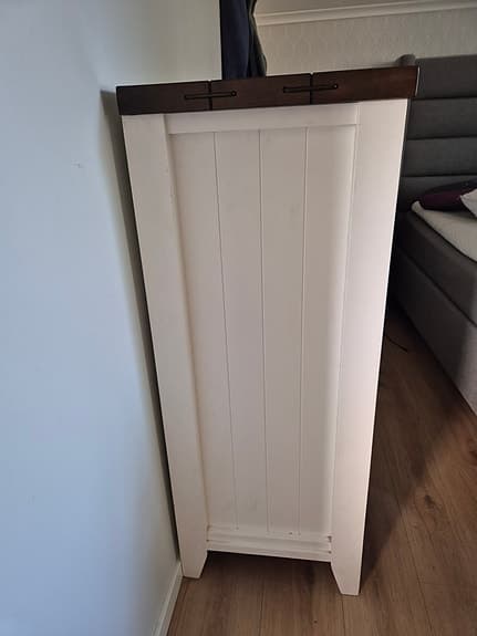 Stor vit träbyrå med 4 lådor