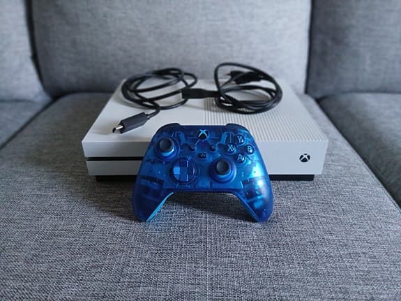Xbox One spelkonsol vit med handkontroll blå