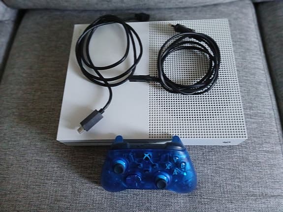 Xbox One spelkonsol vit med handkontroll blå