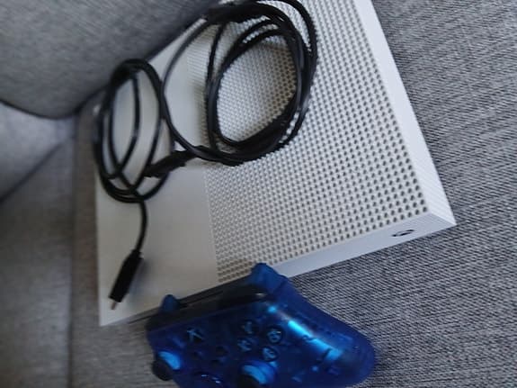Xbox One spelkonsol vit med handkontroll blå