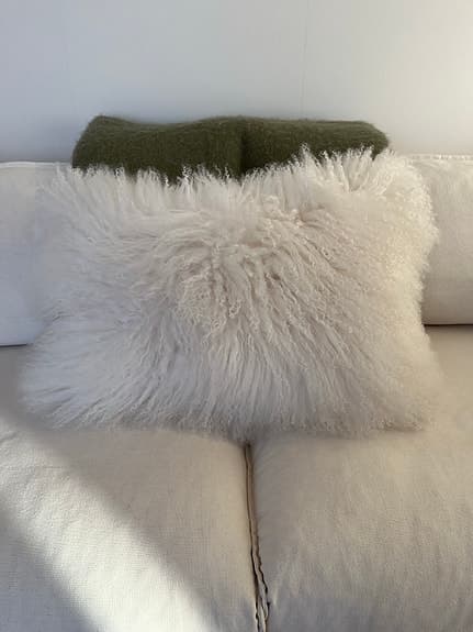 Skinnwille Home Collection prydnadskudde långhårig vit