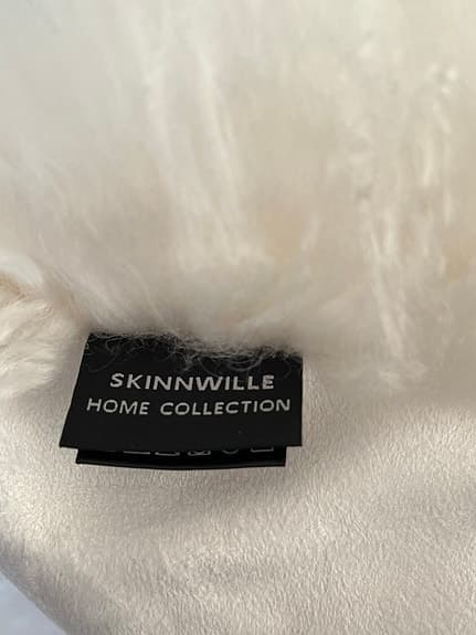 Skinnwille Home Collection prydnadskudde långhårig vit