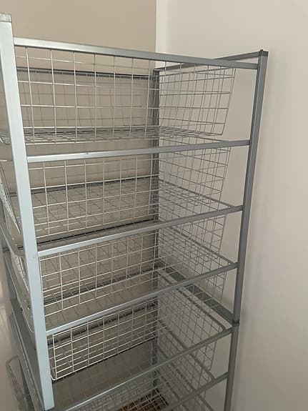 Metallförvaring hyllsystem med trådkorgar grå