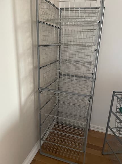 Metallförvaring hyllsystem med trådkorgar grå