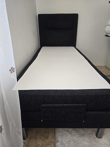 Ställbar säng 90x200 cm – mycket fint skick