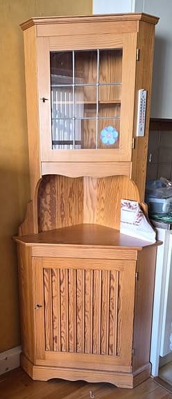 Hörnskåp trä glasdörr