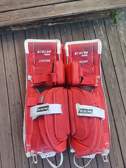 CCM Extreme Flex 4 målvaktsbenskydd 33+1 röd vit