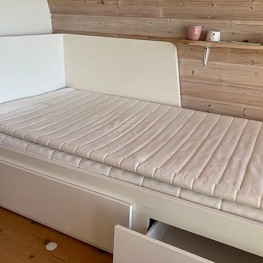 90 säng till barnrummet - med förvaring och extrasäng