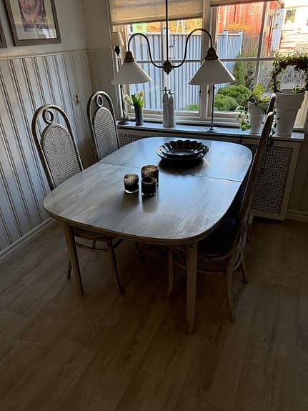 Matbord med 4 stolar