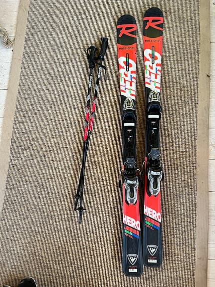 Rossignol Hero alpinskidor med stavar svart/röd