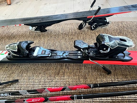 Rossignol Hero alpinskidor med stavar svart/röd