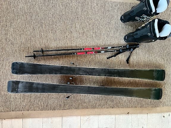 Rossignol Hero alpinskidor med stavar svart/röd