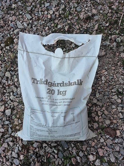 Oöppnad påse med trädgårdskalk 20 kg