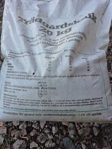 Oöppnad påse med trädgårdskalk 20 kg
