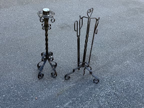 Smitt eldstadsset + ljusstake i smide