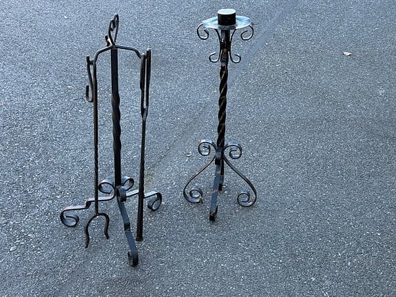 Smitt eldstadsset + ljusstake i smide