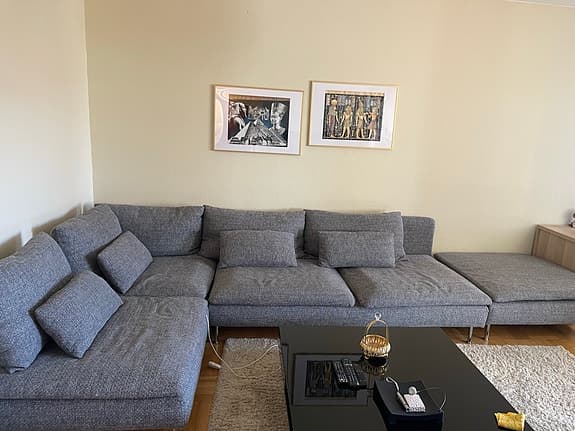 Grå soffa