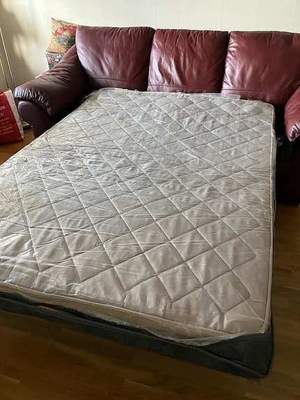 Soffgrupp bäddsoffa och fåtölj i brunt läder