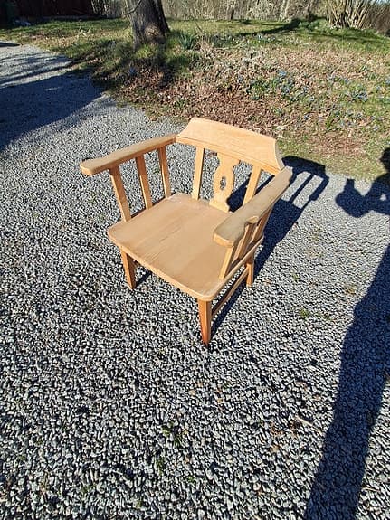 Retro, vintage karmstol i massivt trä. 50-70-tal?
