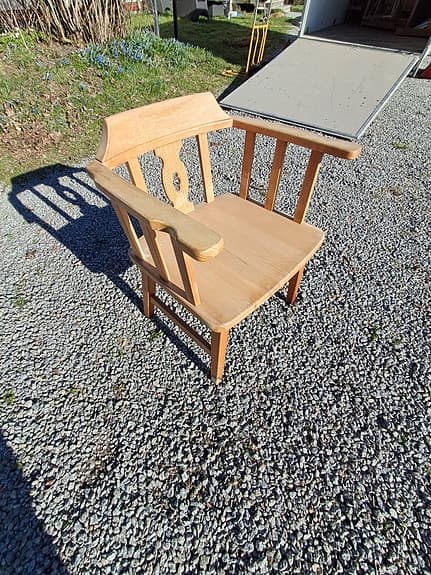 Retro, vintage karmstol i massivt trä. 50-70-tal?