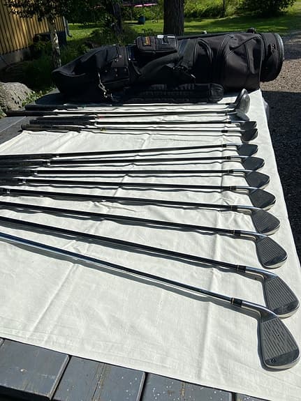 Golfset med klubbor och bag