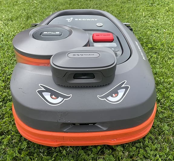 Segway Navimow H800E-VF Använder GPS inbyggd  kamera och påkörning skydd.