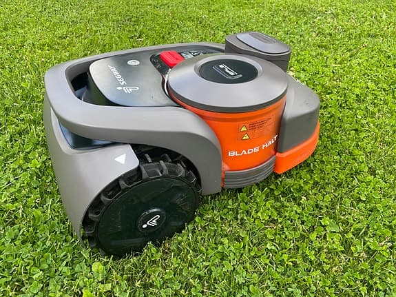 Segway Navimow H800E-VF Använder GPS inbyggd  kamera och påkörning skydd.