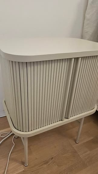 Snyggt H&M Home sängbord med jalusidörrar i beige