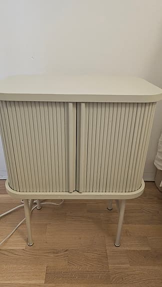 Snyggt H&M Home sängbord med jalusidörrar i beige