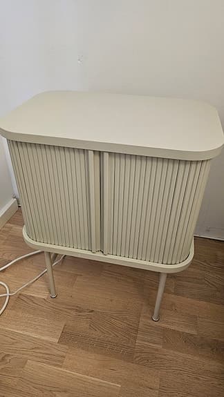 Snyggt H&M Home sängbord med jalusidörrar i beige