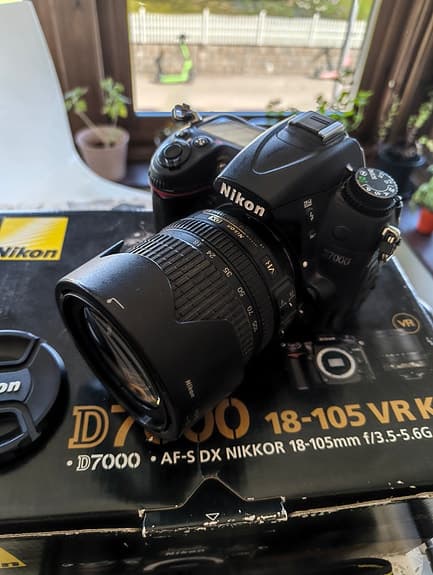 Nikon D7000 systemkamera med AF-S DX Nikkor 18–105mm VR objektiv svart