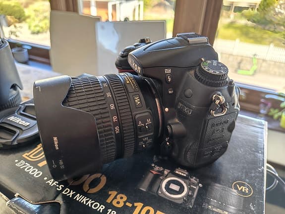 Nikon D7000 systemkamera med AF-S DX Nikkor 18–105mm VR objektiv svart