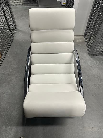 Modern vit gungstol / designfåtölj i fint skick