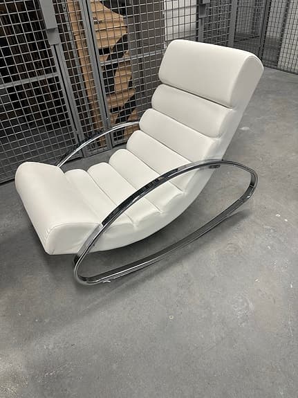 Modern vit gungstol / designfåtölj i fint skick