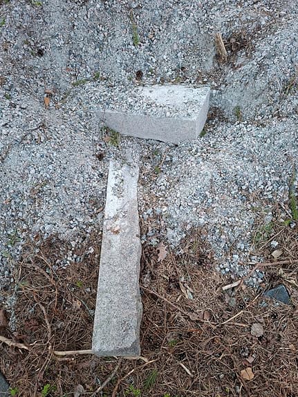 6 stycken Stenblock/Granitblock plus granitstolpar och stenar i olika storlekar.