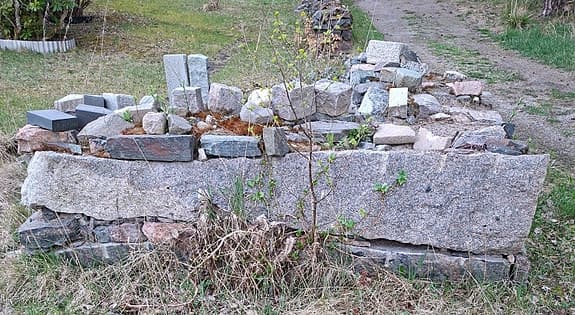 6 stycken Stenblock/Granitblock plus granitstolpar och stenar i olika storlekar.