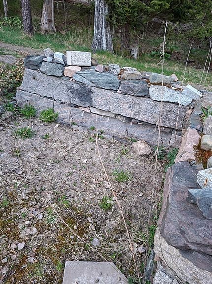 6 stycken Stenblock/Granitblock plus granitstolpar och stenar i olika storlekar.