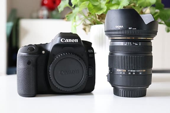 Canon EOS 80D + Sigma 17-50mm f/2.8 – Nästan nyskick (endast 1478 bilder!)