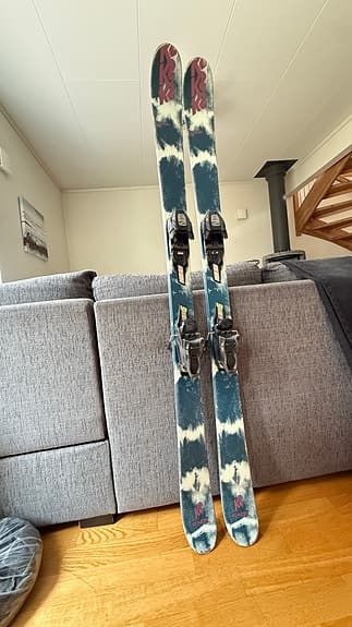 K2 twintip skidor blå/vit med bindningar 149 cm