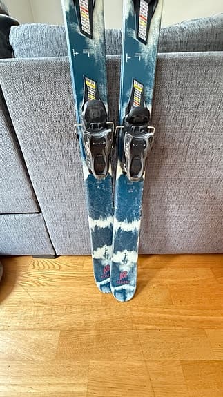 K2 twintip skidor blå/vit med bindningar 149 cm