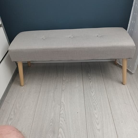 Bänk ljusgrå tyg med träben