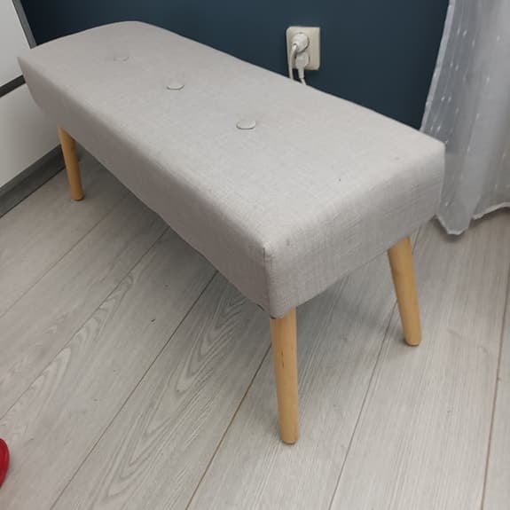 Bänk ljusgrå tyg med träben