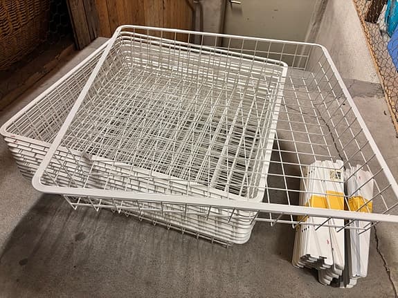 Stort paket Elfa: 12 trådbackar och 23 konsoler