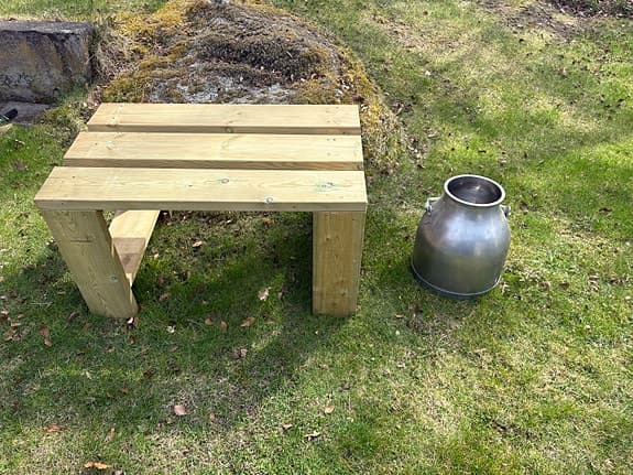 Träbänk utomhus naturfärgad