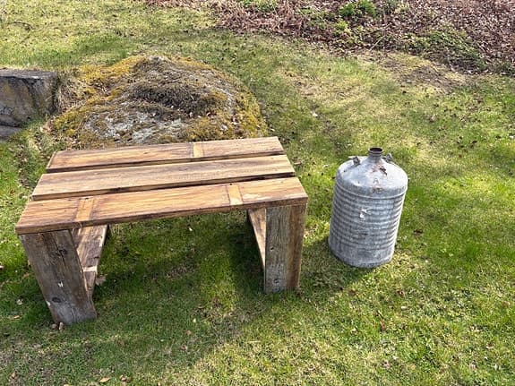 Träbänk utomhus
