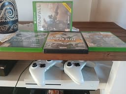 Xbox One S med 2  handkontroller och spel
