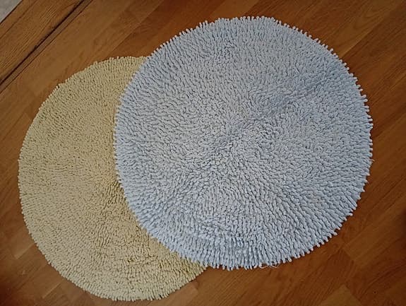 Två badrumsmattor. Hela och rena