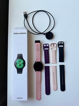 Samsung Galaxy Watch4 smartklocka med laddare och armband flerfärgade